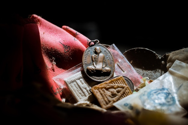 Symbolika amuletów: Odkryj ich znaczenie i moc